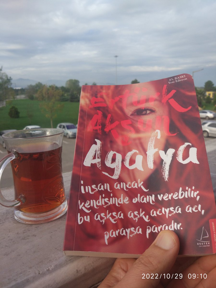 Tiwitbaba's tweet photo. "Her gidiş bir ayrılık değildir
Bazen gidersin ama aslında kalmak için gidersin
Çünkü
Gitmezsen bir daha kalmayacağını bilirsin "
#Agafya
..
Bugün yine nöbet var
Hem Çalışıyoruz
Hem Okuyoruz
Hem de
Balkonda çay ve şeysi 😄😊
..
İyi hafta sonları ☕🌼 https://t.co/5dVez25fxn