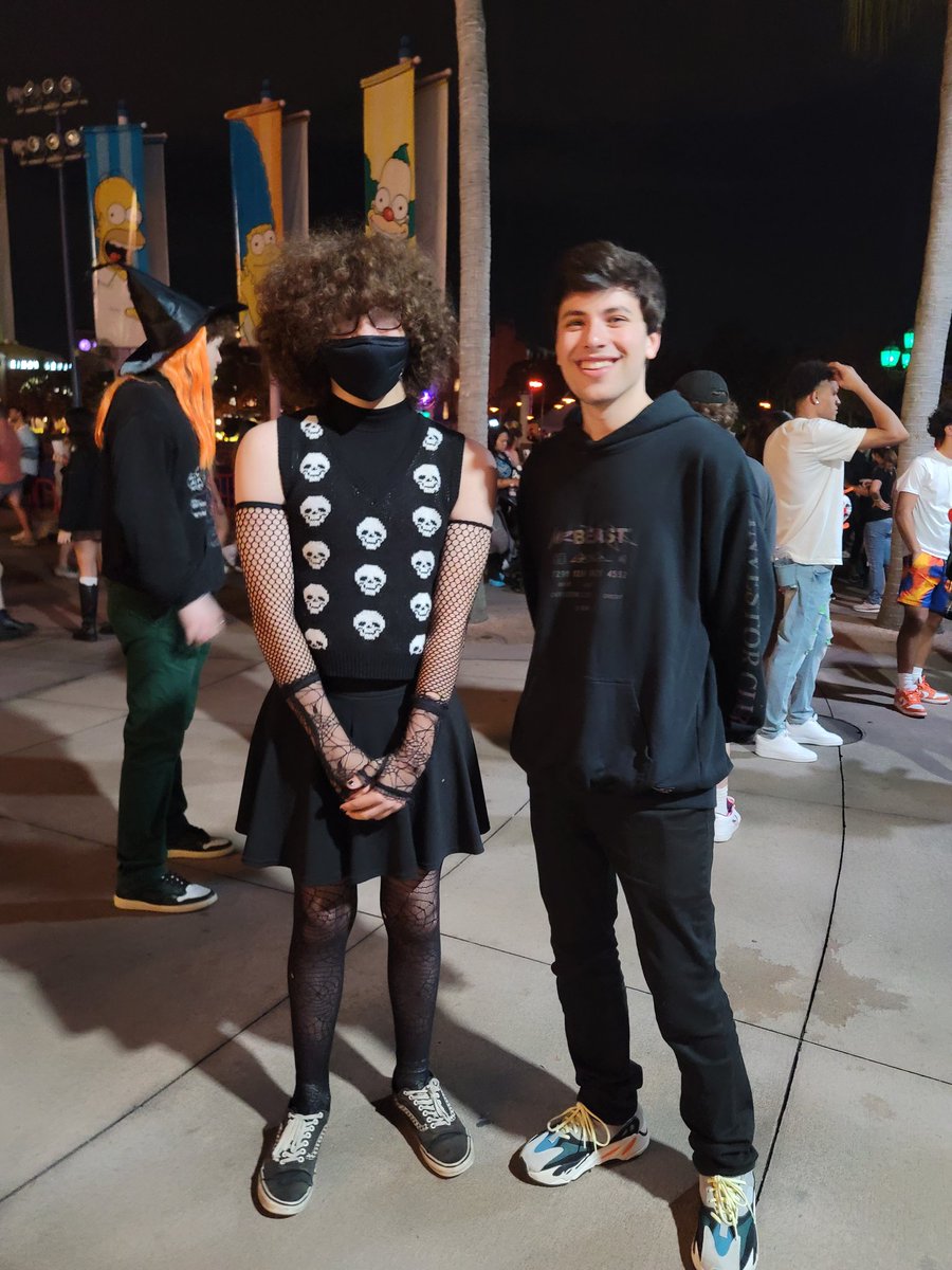 N00BC1NG's tweet photo. Met @Dream @GeorgeNotFound and @KarlJacobs_ at holloween horror nights I was literally shaking💀💀💀 https://t.co/Hm5qod6tDP