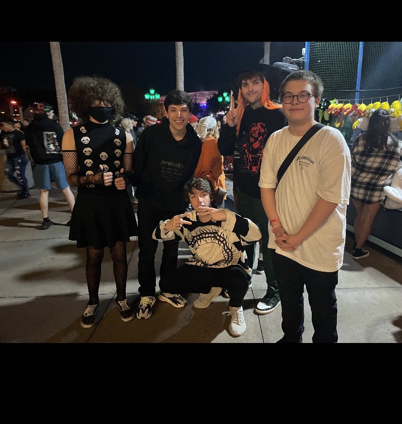 N00BC1NG's tweet photo. Met @Dream @GeorgeNotFound and @KarlJacobs_ at holloween horror nights I was literally shaking💀💀💀 https://t.co/Hm5qod6tDP