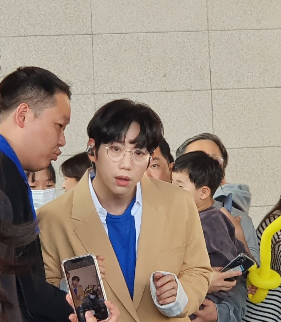 IseulAchim's tweet photo. 이게 무슨 일이야 https://t.co/zeMssejI0Q