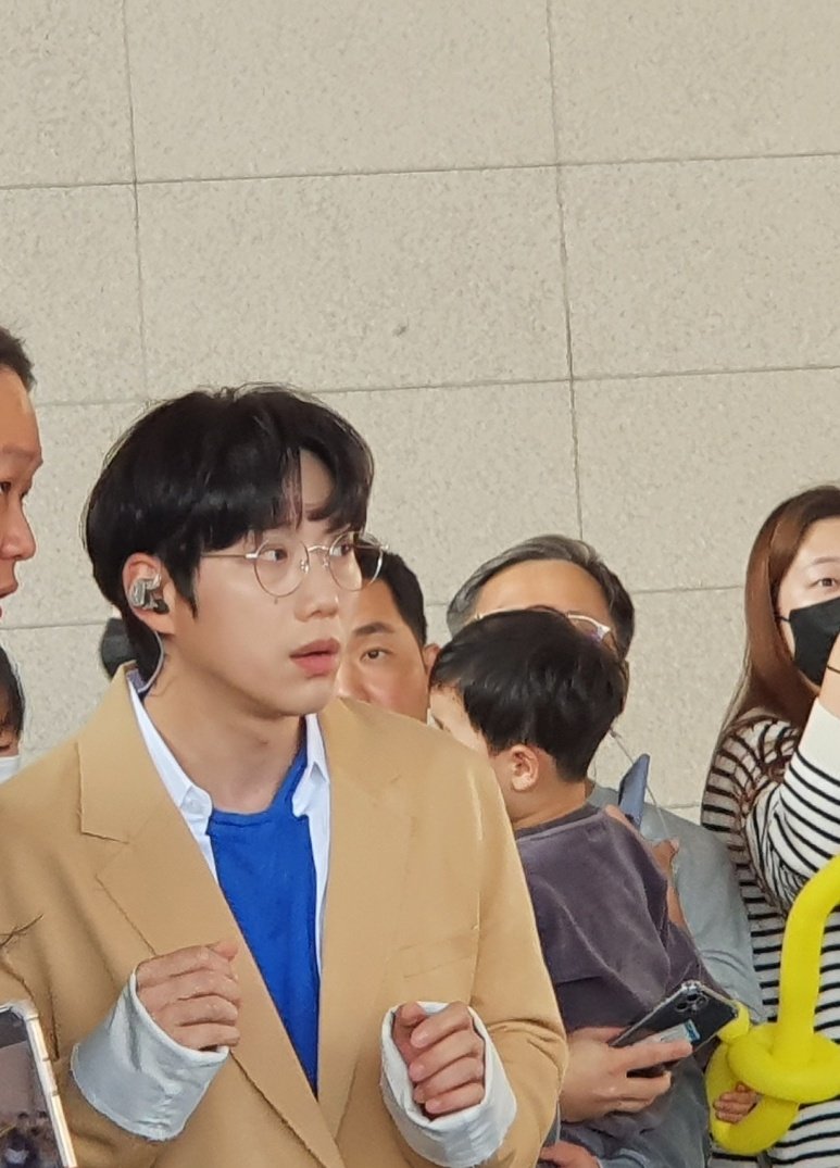 IseulAchim's tweet photo. 이게 무슨 일이야 https://t.co/zeMssejI0Q