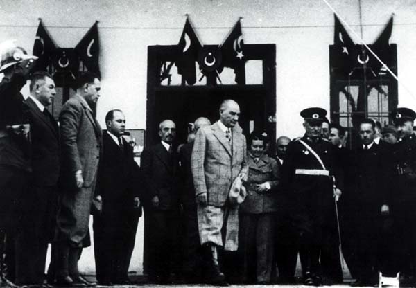 Gurur, mutluluk ve heyecanla cumhuriyetimizin yeni yaşını kutluyoruz. Gazi Mustafa Kemal Atatürk, şehitlerimiz ve gazilerimize saygıyla… 🇹🇷