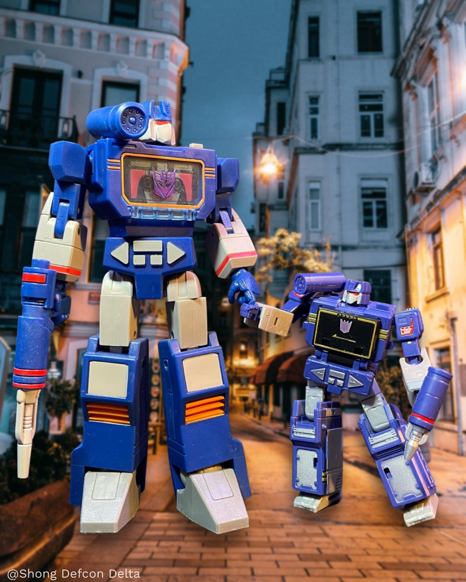 ShoDefconDelta's tweet photo. Soundwave Sr and junior walking home from the music store. Both preparing to join the other Decepticons for a fireside chat on the next recon mission #hasbro #transformers #decepticons #kingdomwfc #warforcybertron #kingdomwarforcybertron #coreclass #soundwave https://t.co/EyBjBMjrtI