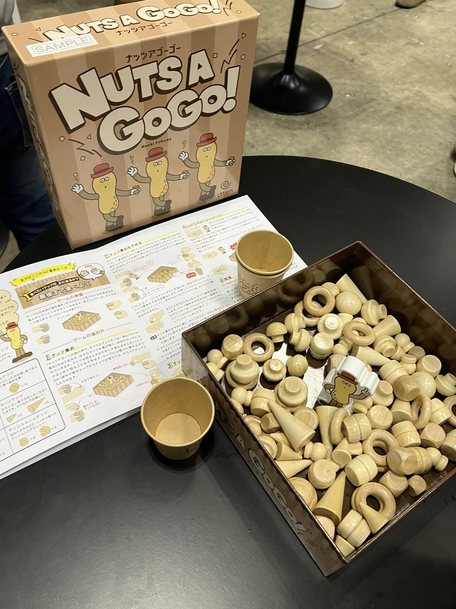 sfp_smile's tweet image. 【今日試遊したゲームたち】
NUTS A GOGO！(ナッツ ア ゴーゴー)
自分のコップにたくさんナッツを詰めて、提示された形のナッツを持っているかで、生き残りをかけるゲーム。ゲームマーケット初参加の仲間がとても気に入っておりました

#ゲームマーケット2022秋
#ittengames
#ナッツアゴーゴー！