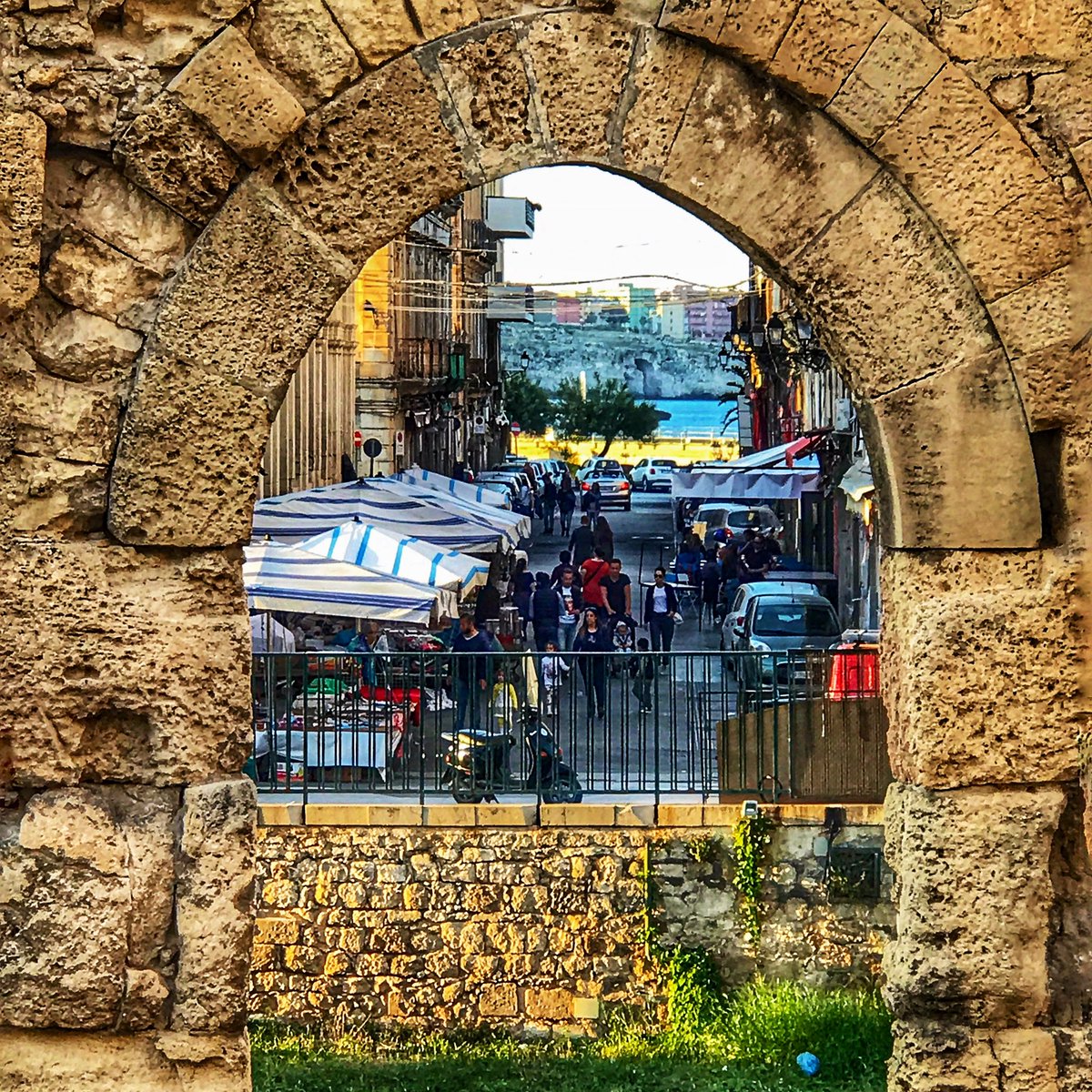 Manuvi_'s tweet photo. Dal passato al presente .
#mercatodiortigia #tempiodiApollo  #ortigia #sicilia https://t.co/8AC4HtxXxU