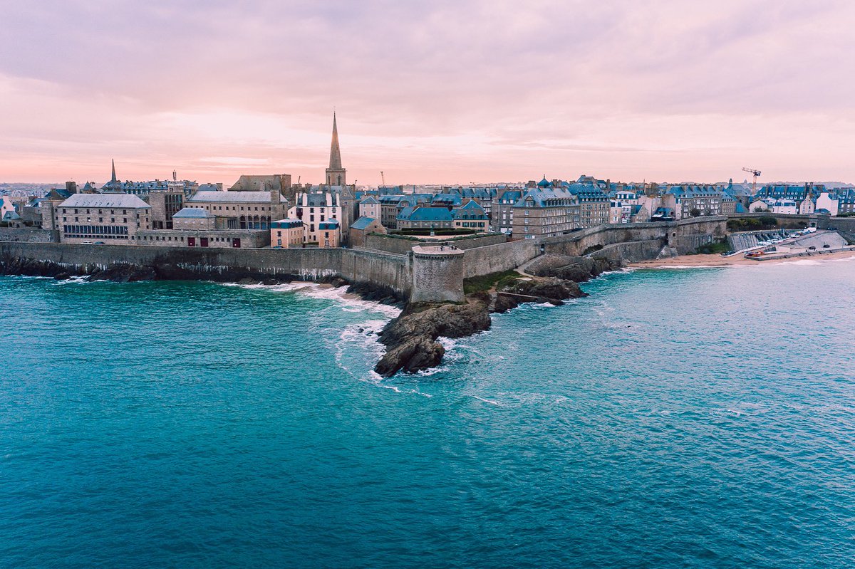 SVRLazartigue's tweet photo. [GOOD MORNING ST-MALO]

St-Malo se réveille doucement et le village de la @route_du_rhum se prépare à vous accueillir 🤩
📸 @guillaume_gatefait 

.
.
.
#routedurhum2022 #stmalo #svrlazartigue #francoisgabart #kresk4oceans #groupekresk #beauteresponsable #courseaularge https://t.co/Yxxacs29Nh