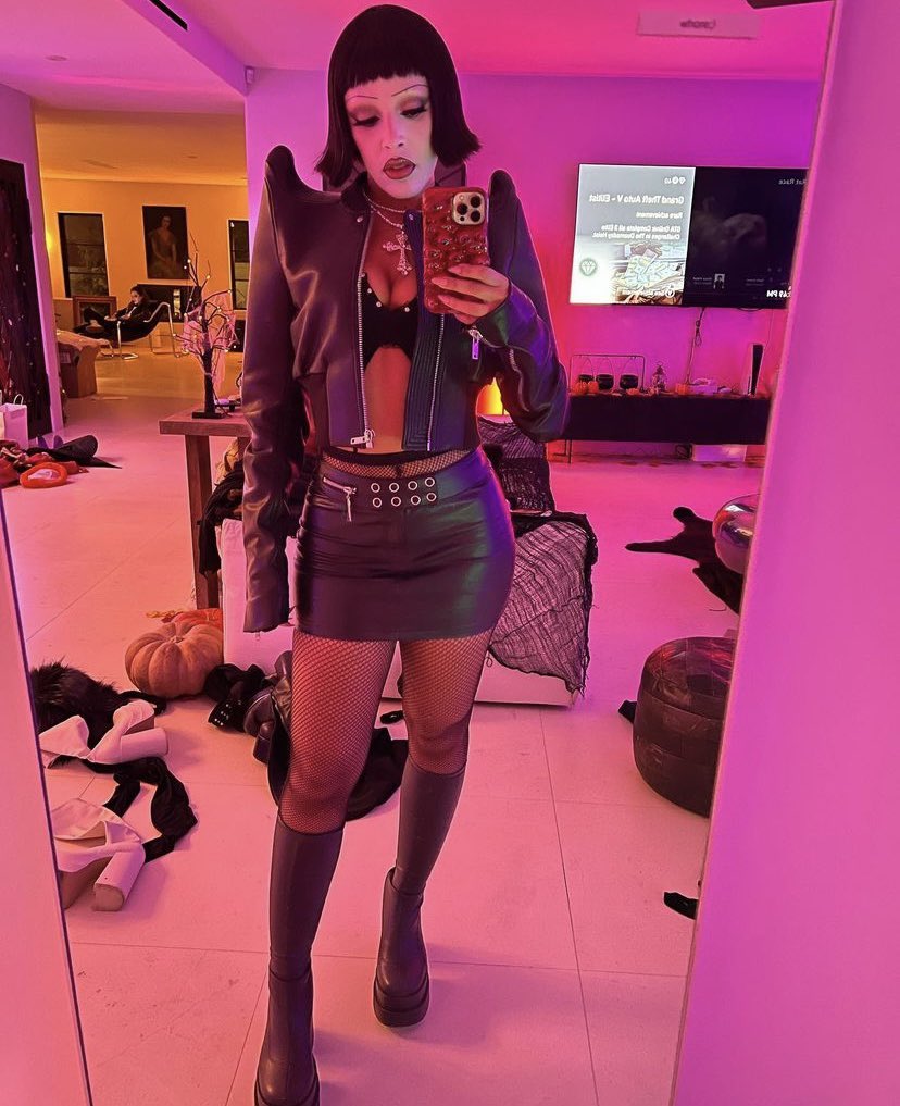 PopCrave's tweet photo. Doja Cat shares new photos to Instagram:

“idk what i am i just thought it was hot” https://t.co/9Lcdxgy2Qp