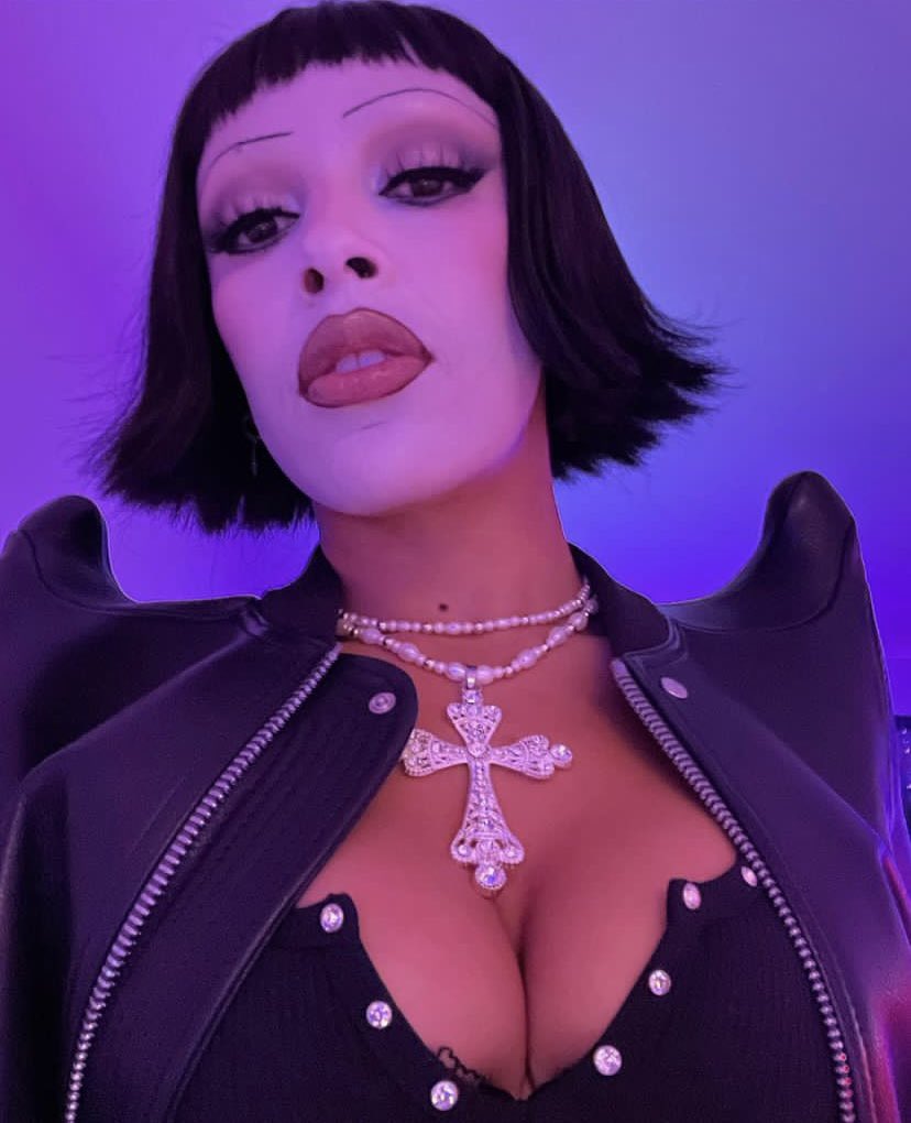 PopCrave's tweet photo. Doja Cat shares new photos to Instagram:

“idk what i am i just thought it was hot” https://t.co/9Lcdxgy2Qp
