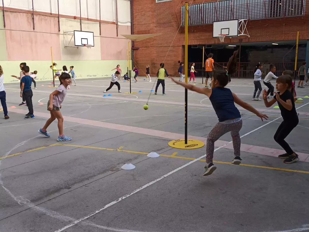 EscPublicaSAFA's tweet photo. Matí d'#Spiribol a #2n, #4t i #6è.
En Chus ens ho ha fet conèixer i viure amb molta energia, i ens ha agradat molt.
Gràcies!
#educaciófísica #valors #jocscooperatius #convivència https://t.co/Ksn5XHxG8o