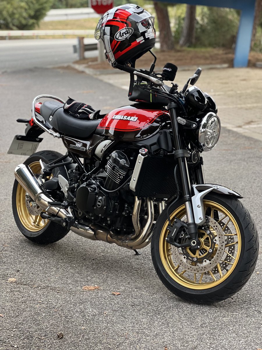 #NosVamos de ruta, la ⁦<a href="/CatalaRacing/">Català Racing</a>⁩ Z900RS 50th y un servidor.
Detalle: ⁦@AraiEurope⁩ #iomtt 2022 . Ya tocaba… ☝🏼