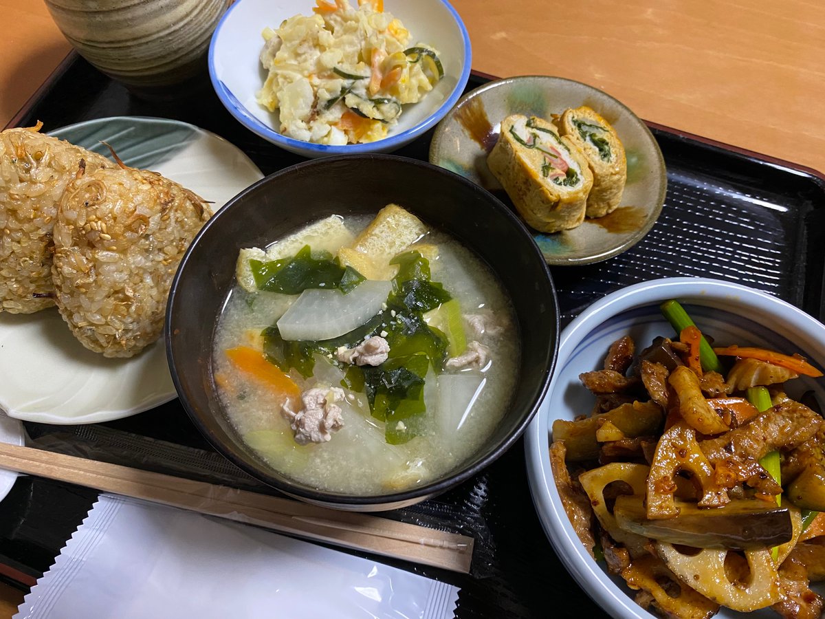 今日のお昼ごはんは、友人が遊びに来てくれたので、特製焼きおにぎり定食でおもてなし😋 美味しい〜と喜んでくれた😊