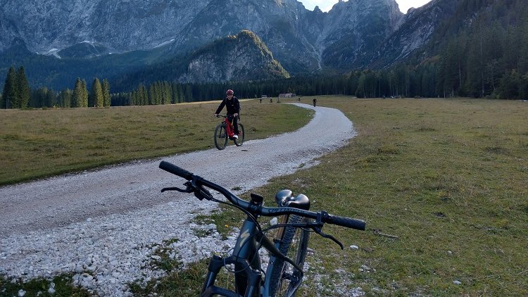 SonoitaliaInfo's tweet photo. Malerisch liegen die beiden bezaubernden #Laghi di #Fusine in einer Mulde in den Julischen Alpen. Die Seen sind einer der schönsten Orte der Region #Friaul-Julisch Venetien. Erreicht haben wir sie von #Tarvis mit dem #MTB.👉https://t.co/5dr0ypBPiS @FVGlive @CiaoNico @IlTarvisiano https://t.co/ArQtcA7lve