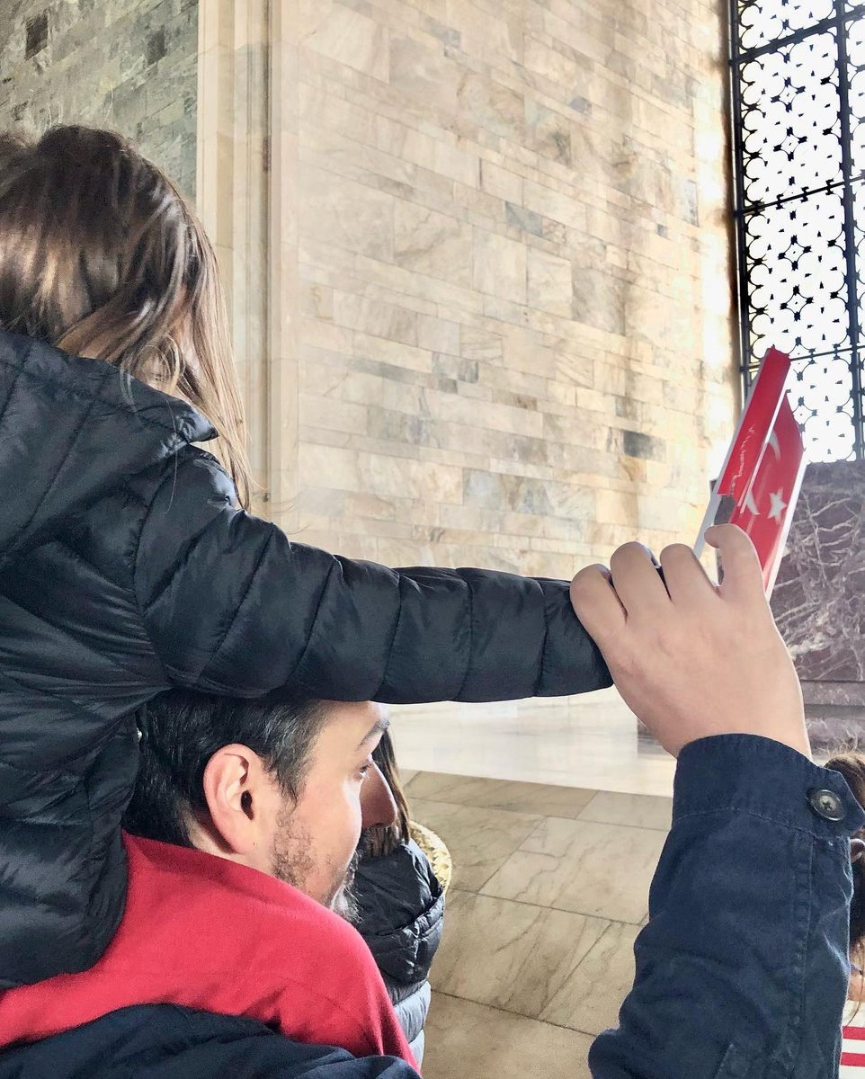 Yaşasın hür ulusum! Soylu gencim, benliğim! 
Yaşasın şanlı ordum, sarsılmaz güvenliğim! 
Ersin elli yıllarım nice mutlu çağlara;
Örnek olsun cihana devletim, düzenliğim!
Cumhuriyet, özgürlük, insanca varlık yolu; 
Atatürk'ün çizdiği çağdaş uygarlık yolu...
Bekir Sıtkı ERDOĞAN