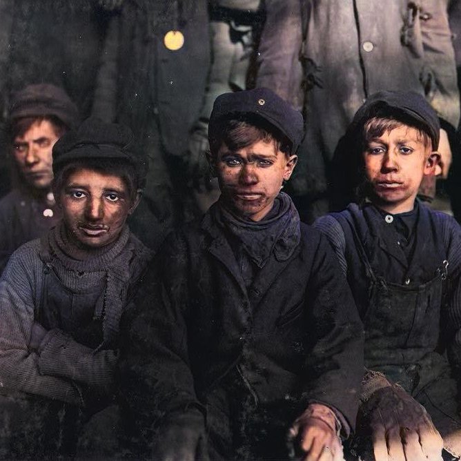 Voici des "Breaker boys" (en 1911), des enfants qui travaillaient dans les mines de charbon aux États-Unis et au Royaume-Uni.

Le photographe Lewis Hine (1874 - 1940) s'est longuement documenté sur le travail des enfants. Sujet à dérouler.⤵️