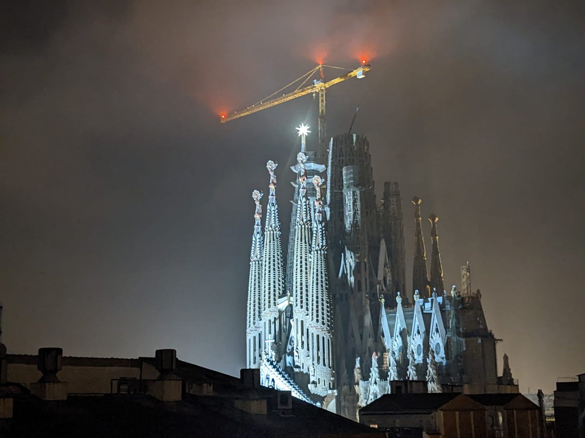 Espooky… 88% humidity, 27°C and still wearing flip flops at the very end of October in Barcelona. You scared?

#jalowin #sagradafamilia #climatechange