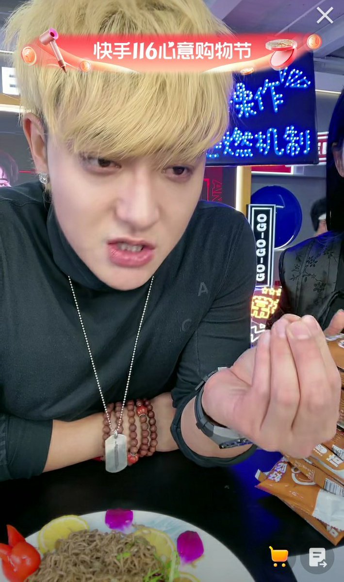 TaoTurkey's tweet photo. [221029] Z.Tao Kwai e-ticaret canlı yayını

#ztao #ztao黄子韬  #黄子韜
#ztaoupdate #tao #huangzitao #zitao
 #zitaohuang #zitao_weibo #kesfet 
#ztaoedit  #ztao96 #tao #taotao 
#hztttao #hztao #hzttao #ltao 
#ltaoentertainmen  #aceykyb
#ykybtao黄子韬 #zhengboxu #china 
#chinaking https://t.co/Ex2iS9Ltks