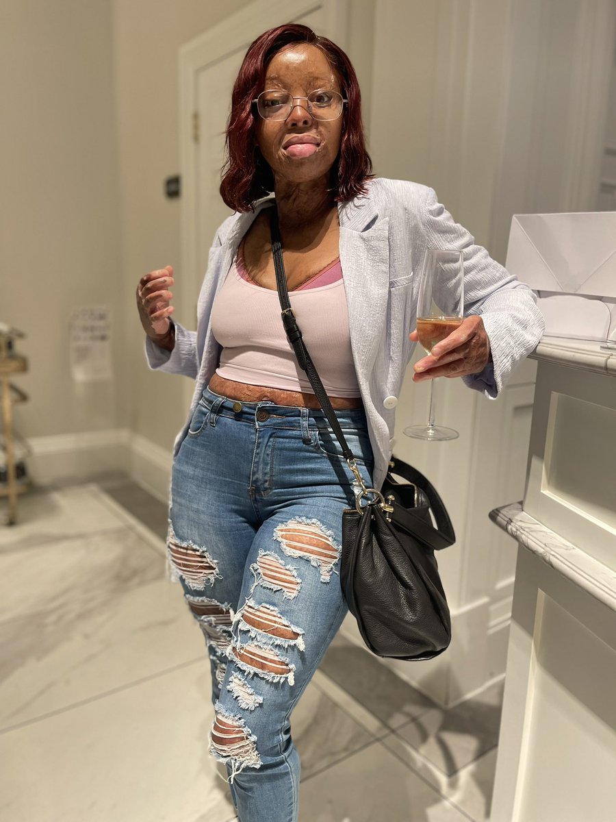 Kechi's tweet photo. I’m 33 today 🤭🥂🎉🎉
I thank God for my life 🥰 https://t.co/dAdgtgWiz7