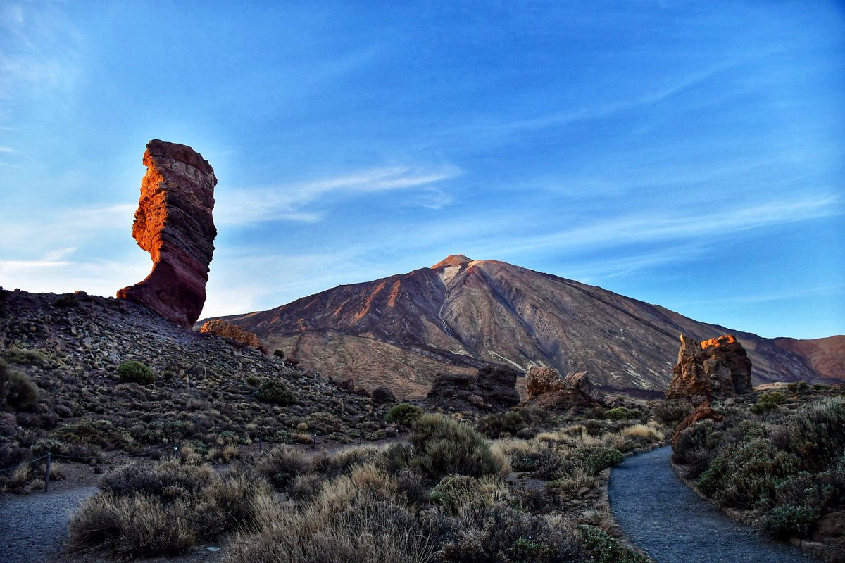 Un lienzo de altura. Hay momentos y lugares que se cruzan para formar paisajes simplemente impresionantes. En este atardecer sucedió que el viento quería jugar mientras el sol estaba pintando de su naranja preferido antes de despedirse. El entorno se convirtió en algo fantástico