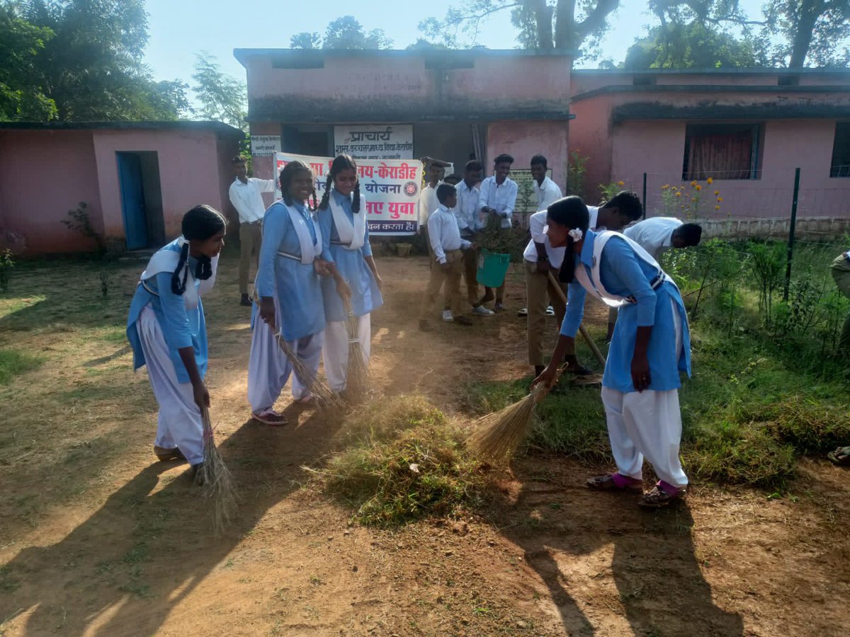 VIRENDRASAI1's tweet photo. स्वच्छता श्रमदान राष्ट्रीय सेवा योजना शा उ मा वि केराडीह।
@rd_nss 
@ChhattisgarhCMO 
@nssjashpur 
@nssrdB
@PMOIndia https://t.co/fj5BzqbnO8