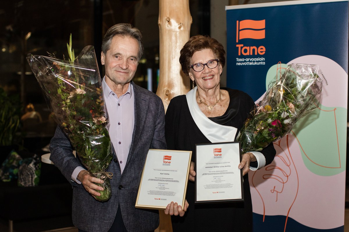 tasaarvoTANE's tweet photo. Tasa-arvoasiain neuvottelukunta palkitsi Sirkka-Liisa Anttilan @sirkka_anttila ja Kari Uotilan elämäntyöstä tasa-arvon eteen. #Tane50 #TasaArvo https://t.co/QHHXEn8qkO Kuva: Mari Wagelein https://t.co/dkqI72froT
