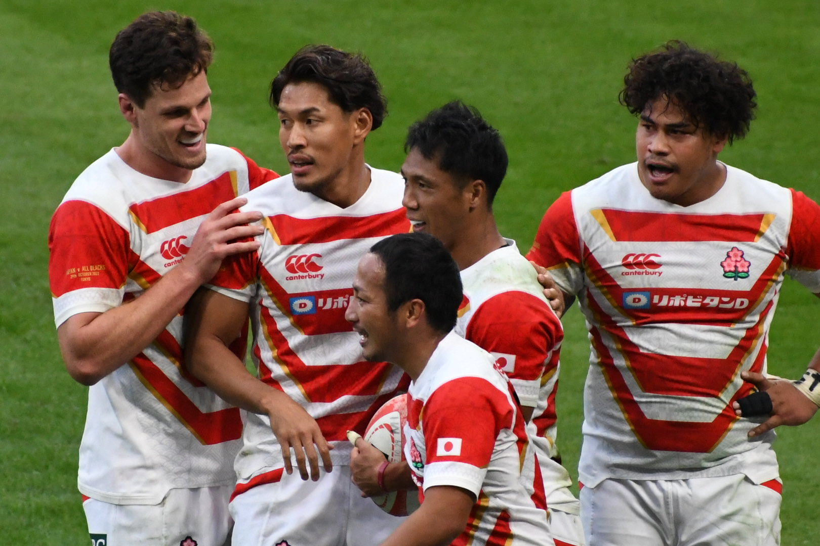 上等な Canterbury ラグビーウェアセット 赤黒シャツと白ショーツ 選手 ウェア