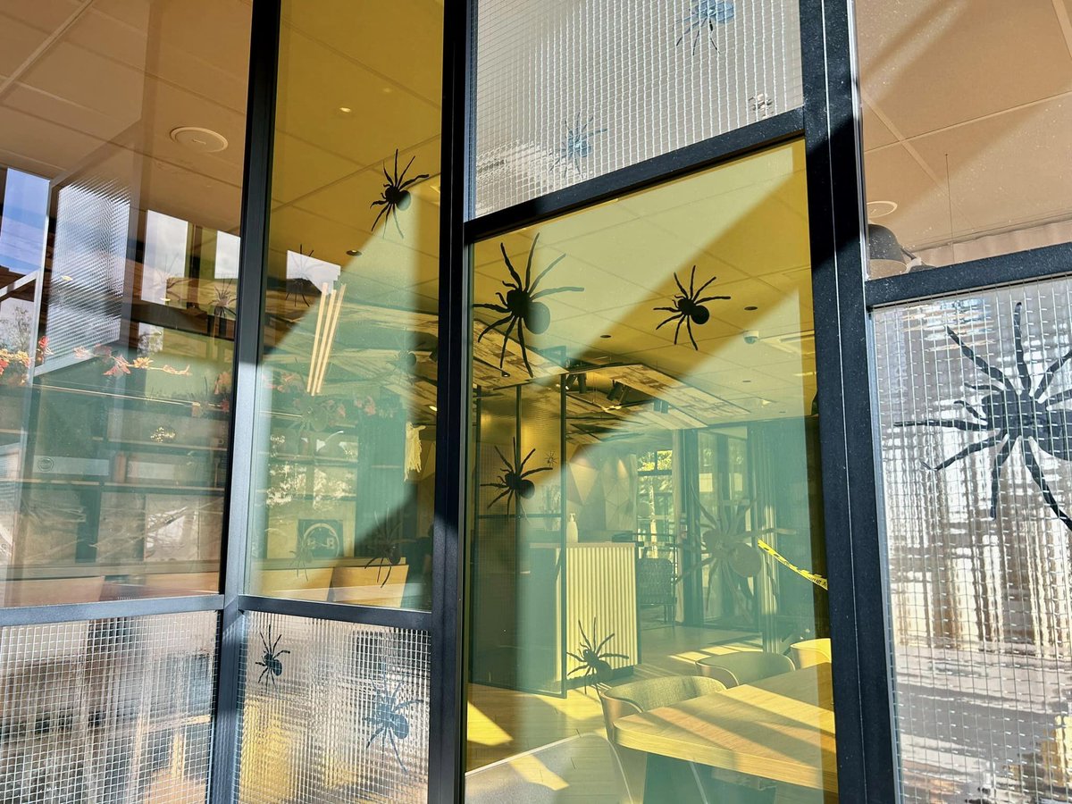 BBHotelsFR's tweet photo. Ce week-end, dans nos hôtels, vous risquez de  voir des choses étranges avant d'accéder à votre chambre… 😏 
Qui choisira le bonbon plutôt que le sort 👻💀🎃?
📸 B&amp;B HOTEL Paris Porte des Lilas https://t.co/zKjhoyh23a