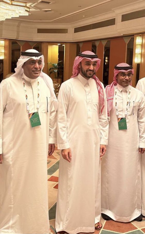 كنا  نتسال  ليه مقدم البرنامج  التعصبي  المكروه 
دايمآ  يشن الحروب   و يقلل ويسقط على  النصر  بشكل علني  هو وضيوفه 
بدون ان يوقف عند حده  او يساءل 

الان  عرفنا السبب