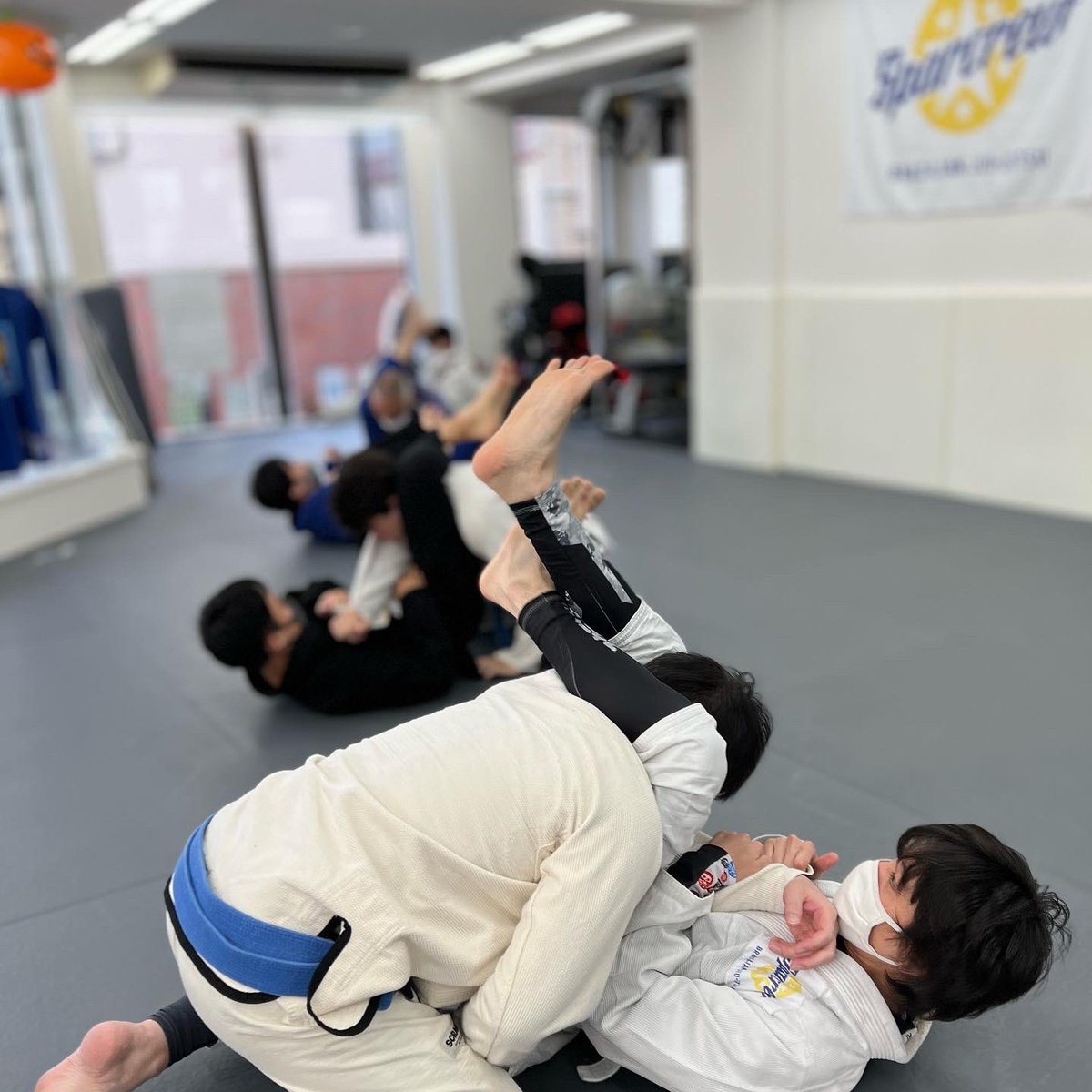 Sparcrew_BJJ's tweet photo. 土曜クラス、ハーフガード割り総括でした。
くーちゃんが本日最後になりました、色々とガンバってね❗️OSS
ブラジリアン柔術を始めたい方、DMでお気軽にお問い合わせください!
#梅ヶ丘
#ブラジリアン柔術
#世田谷習い事
#地域密着
#brazilianjiujitsu
#local
#scramblegi
#小田急線
#世田谷区 https://t.co/gmBdZ4YzV1