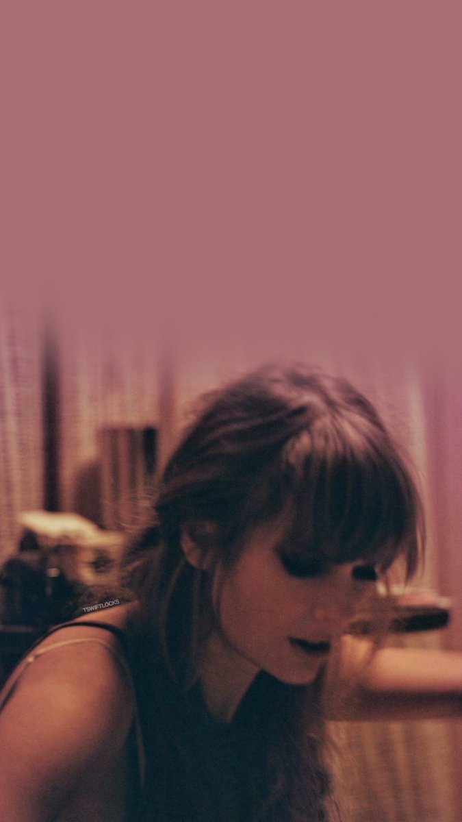 taylorslocks's tweet photo. TAYLOR SWIFT midnights lavender haze wallpapers #taylorswift #midnights #TSmidnighTS #CountdownToMidnighTS #MeetMeAtMidnight https://t.co/Nm1ZEqL6Ls
