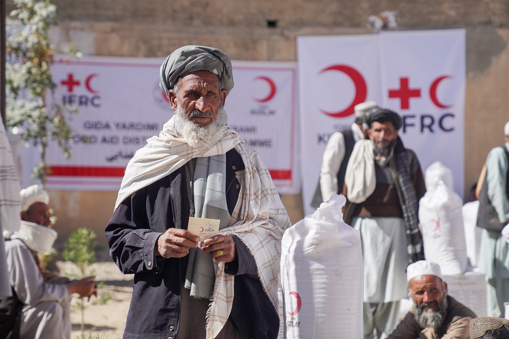 .@ARCSAfghanistan, with @IFRC and @RedCrescent, continues to provide food assistance across #Afghanistan. 1,000 households were supported last week in #Ghazni. A recent post-harvest analysis indicates that 20 million Afghans will rely on food assistance over the next four months.