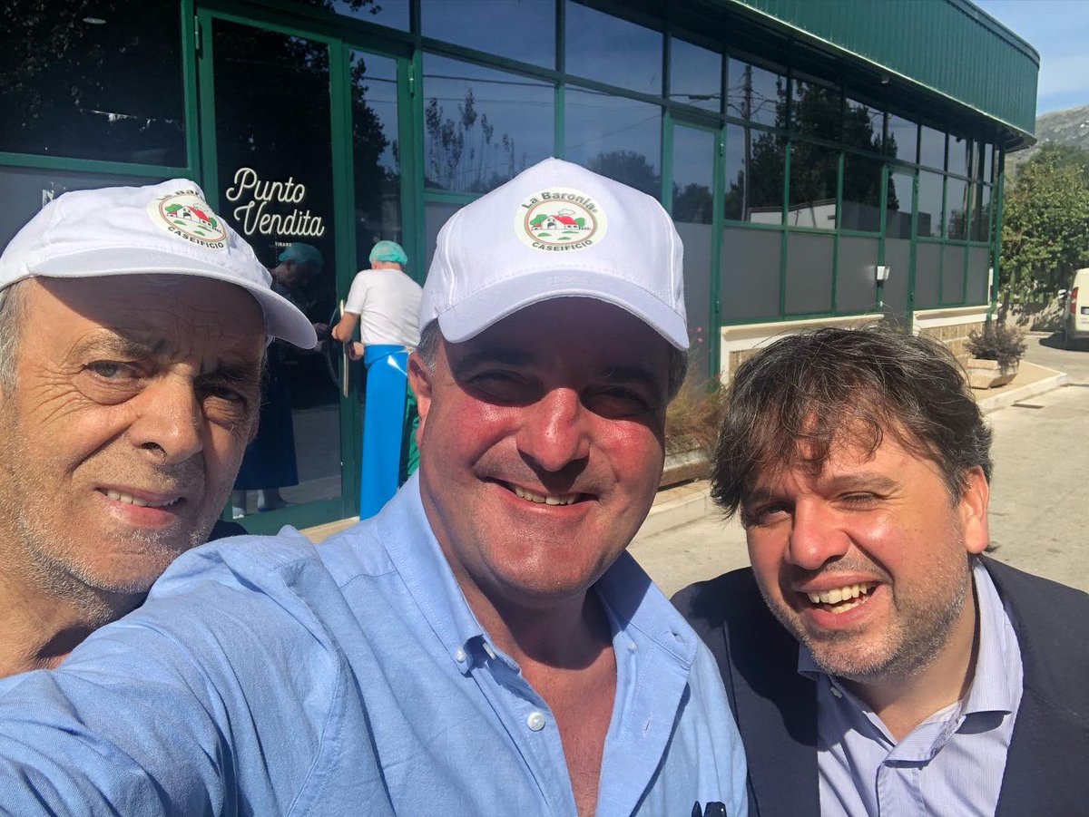 Andrea_Radic's tweet photo. Alle 10,10 e alle 17,35 replica di #italiavicina in viaggio con Radic puntata di Caserta canali 133 e 415 di @SkyItalia #viaspetto https://t.co/OhDqzRrO8g