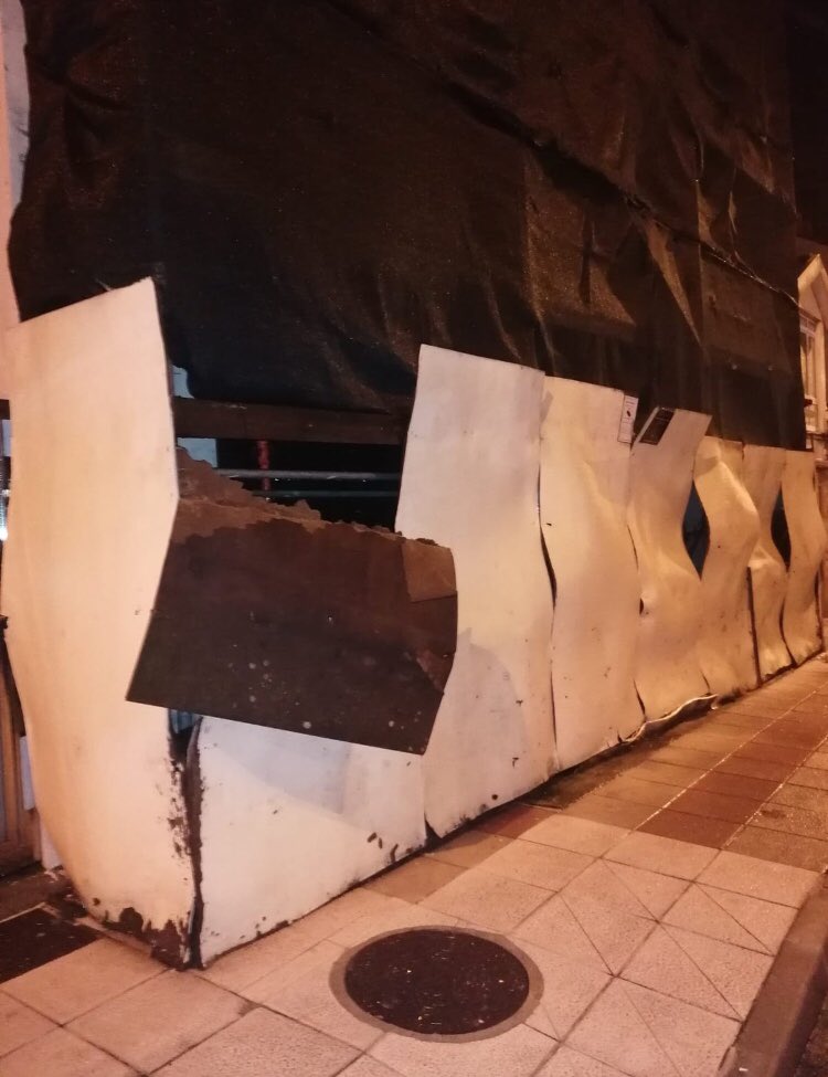 MerceLyl's tweet photo. El feísimo peligroso que en el concello de Naron un edificio hecho sin licencia a pie de carretera ocupando la acera pública es un peligro para los vecinos y los que pasan por ahí
#feismoennaron
#concellodenaron https://t.co/OWeXoHv0Jx