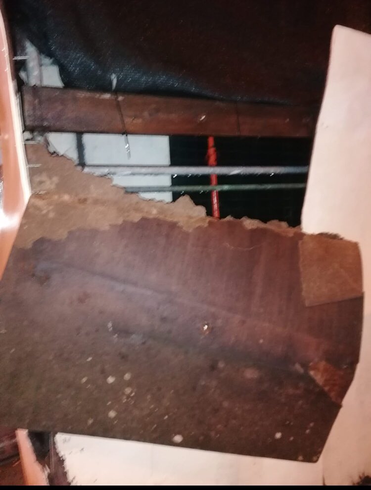 MerceLyl's tweet photo. El feísimo peligroso que en el concello de Naron un edificio hecho sin licencia a pie de carretera ocupando la acera pública es un peligro para los vecinos y los que pasan por ahí
#feismoennaron
#concellodenaron https://t.co/OWeXoHv0Jx