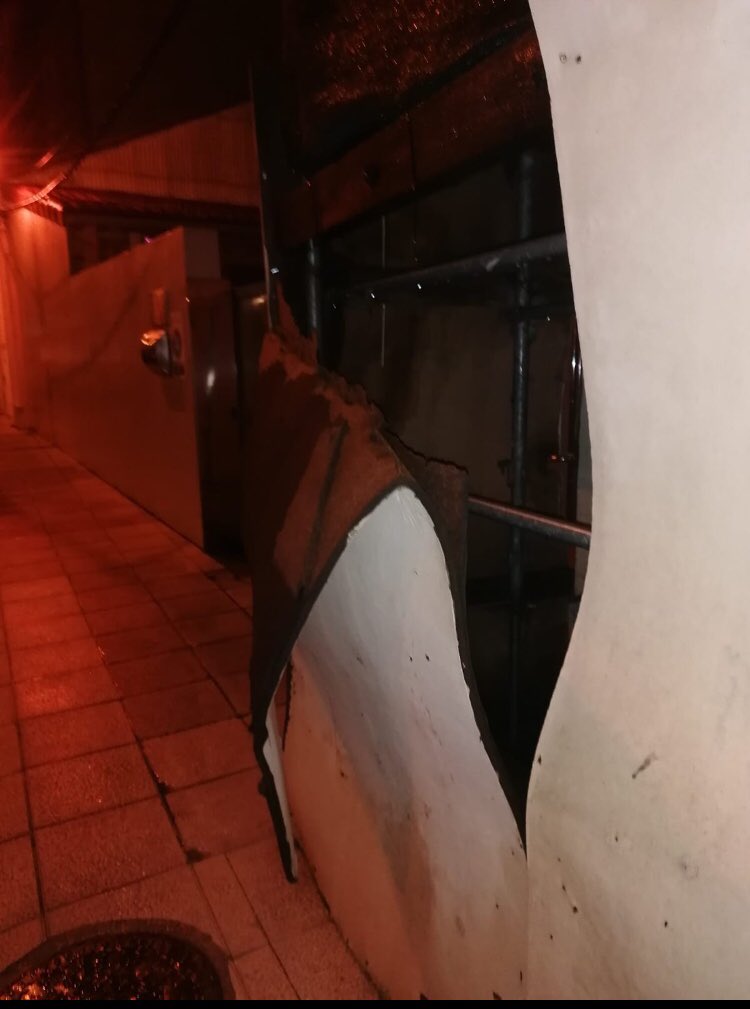 MerceLyl's tweet photo. El feísimo peligroso que en el concello de Naron un edificio hecho sin licencia a pie de carretera ocupando la acera pública es un peligro para los vecinos y los que pasan por ahí
#feismoennaron
#concellodenaron https://t.co/OWeXoHv0Jx