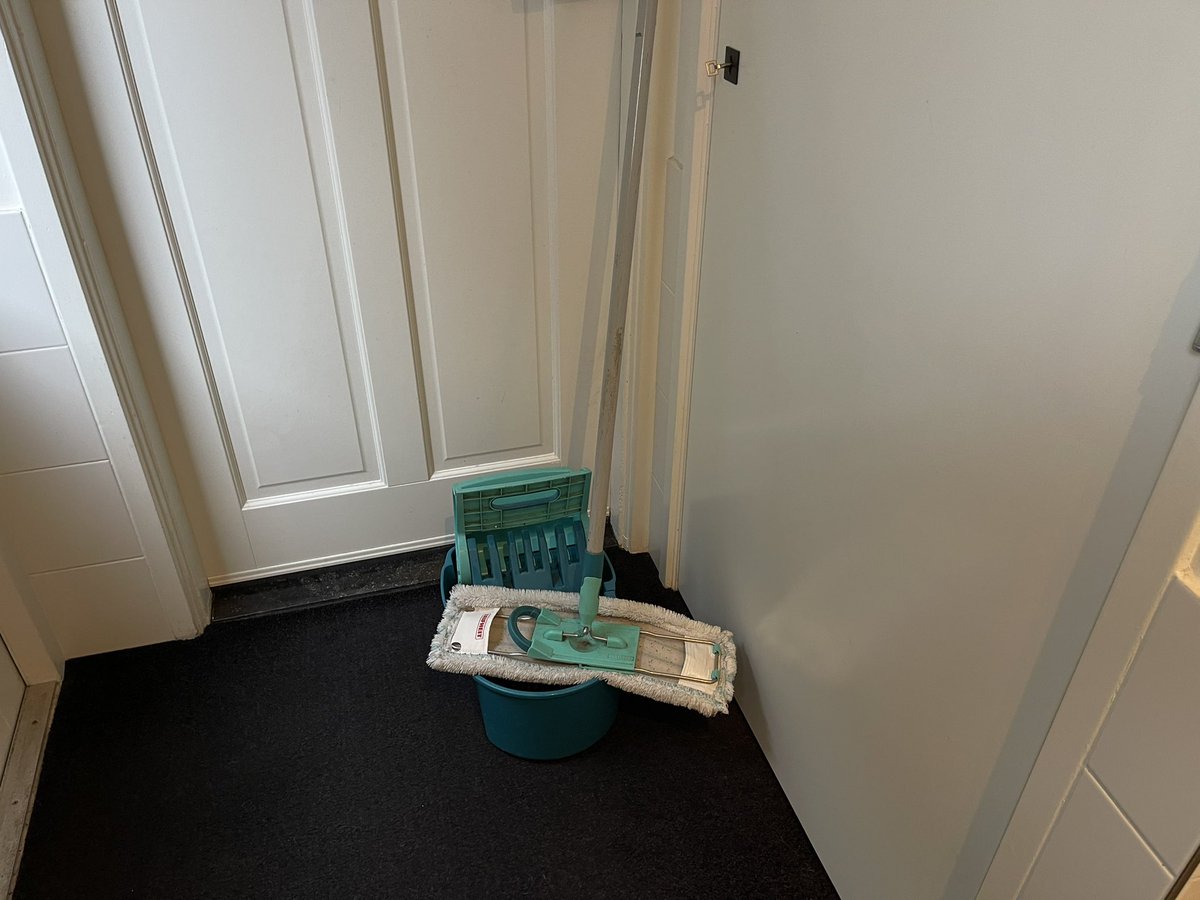 Huis poetsen. Weet leukere dingen te doen op een zaterdagochtend. Toch <a href="/ingridwittert/">Ingrid Schouten🇮🇹🇳🇱</a> Zoiets als olijven plukken #poetsen #olijvenplukken