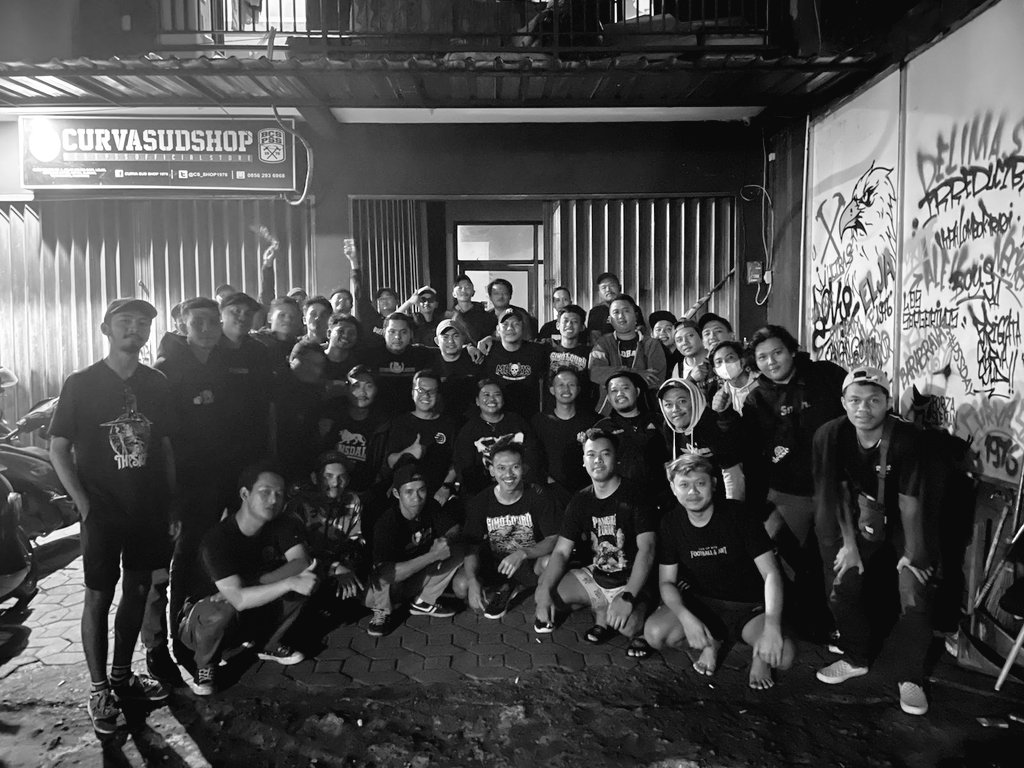 Semalam (28/10) kami menerima silaturahmi dari kawan-kawan elemen suporter PPSM Magelang di sekretariat BCS. Kita akan merajut kembali komunikasi dan hubungan baik yang sudah lama tidak terjalin antara Sleman dan Magelang. Matur nuwun <a href="/timurgate1/">TIMUR GATE 1</a> <a href="/SIMOLODRO_MGL/">SIMOLODRO</a> <a href="/smtxppsm/">Squadra Macan Tidar</a> ✊