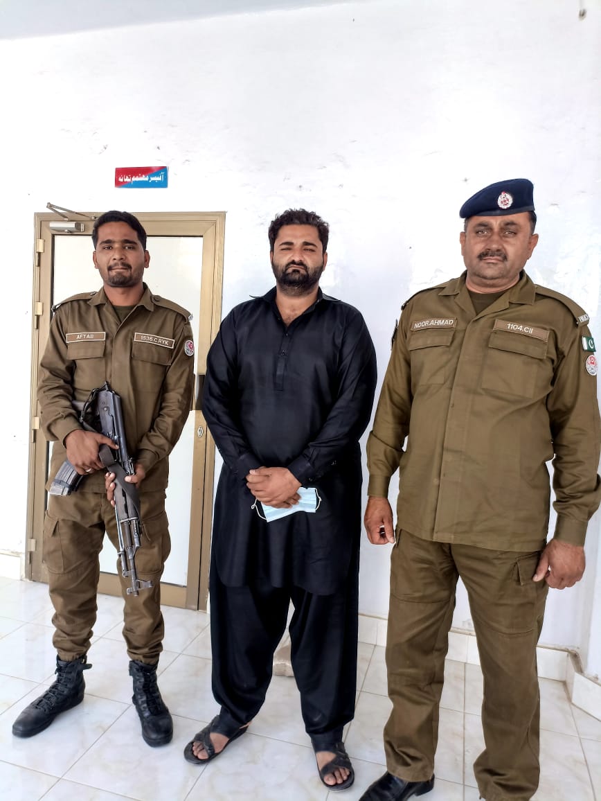 CholistanDaily's tweet photo. واہ کیا بات ہے ہمارے تھانے کب سے اتنے باوقار طریقے سے قتل کے ملزم کو پیش کرنے لگے، کاش یہ قانون سب کے لیے ایک جیسا ہو،"
زیر نظر تصویر میں ایک قتل کا ملزم گرفتار ہے، جو کہ خود پولیس اہلکار ہے، جس نے کل تھانہ بی ڈویژن رحیم یار خان کے اندر ایک نوجوان کو فائر مار کر جابحق کر دیا تھا، https://t.co/WnTysFuy8j