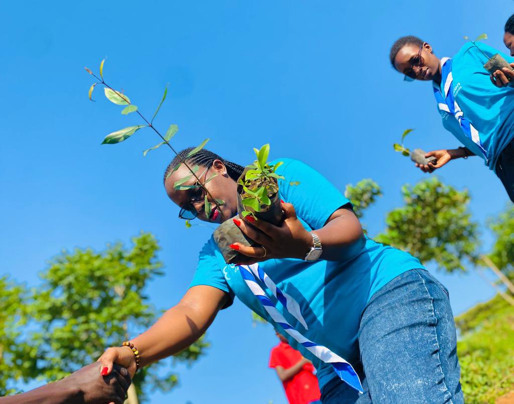 guidesrwanda's tweet photo. Mu rwego rwo kwizihiza umunsi w’igiti ku nshuro ya 47, Umuryango w’Abagide mu Rwanda witabiriye igikorwa cyo gutera ibiti mu Karere ka Gasabo kiri kubera mu cyanya cyahariwe inganda, i Masoro! @CityofKigali @RwandaUN @YouthCultureRW @EnvironmentRw @wagggsworld https://t.co/023V6we7Wn
