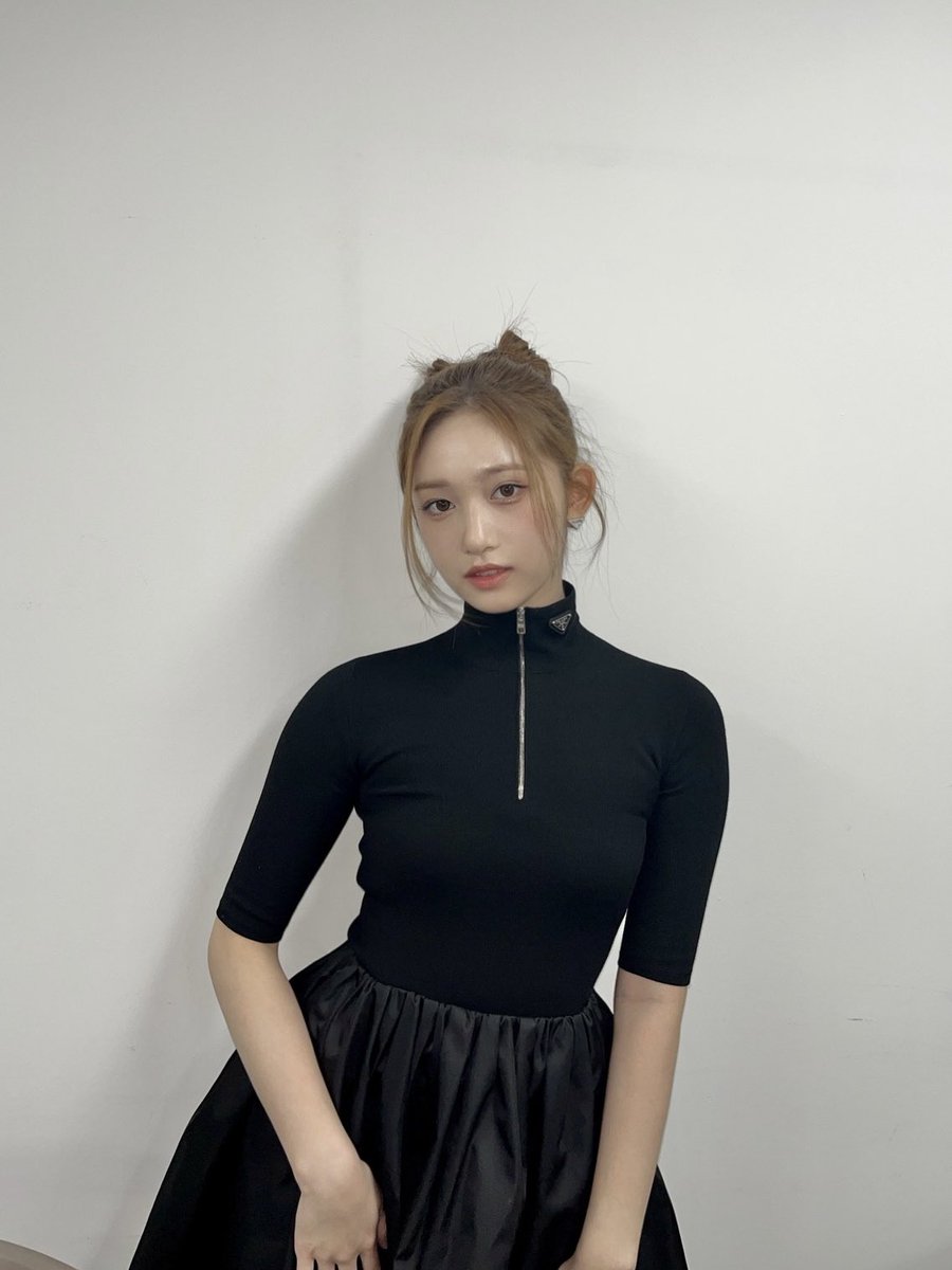 LEElSEO's tweet image. With her hair carefully put up and dressed in a black outfit that exudes elegance, the tiny fairy reveals her mature side while yet retaining the same radiant beauty that sparkles like a star in the night sky. She extended her appreciation and love to everyone of her supporters.