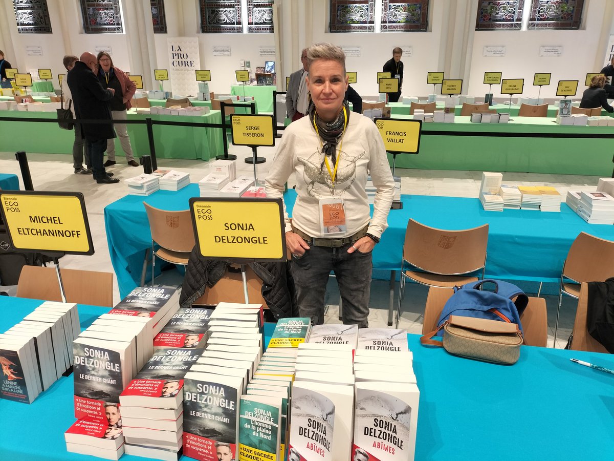 [#Salon #livre 📚 <a href="/ecoposs/">ECOPOSS</a>]
Retrouvez <a href="/sonjadelzongle/">Sonja Delzongle</a> en #dedicace ✍️ ce samedi 29 et dimanche 30 
📍à la Chapelle de @UnivCatholille entrée gratuite 13, rue de Toul. #ecoposs 👍