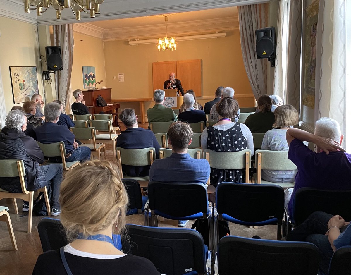 jukkahoo's tweet photo. John-Henri berättar om space opera. #luncon2022 https://t.co/yvpqSTGhw7