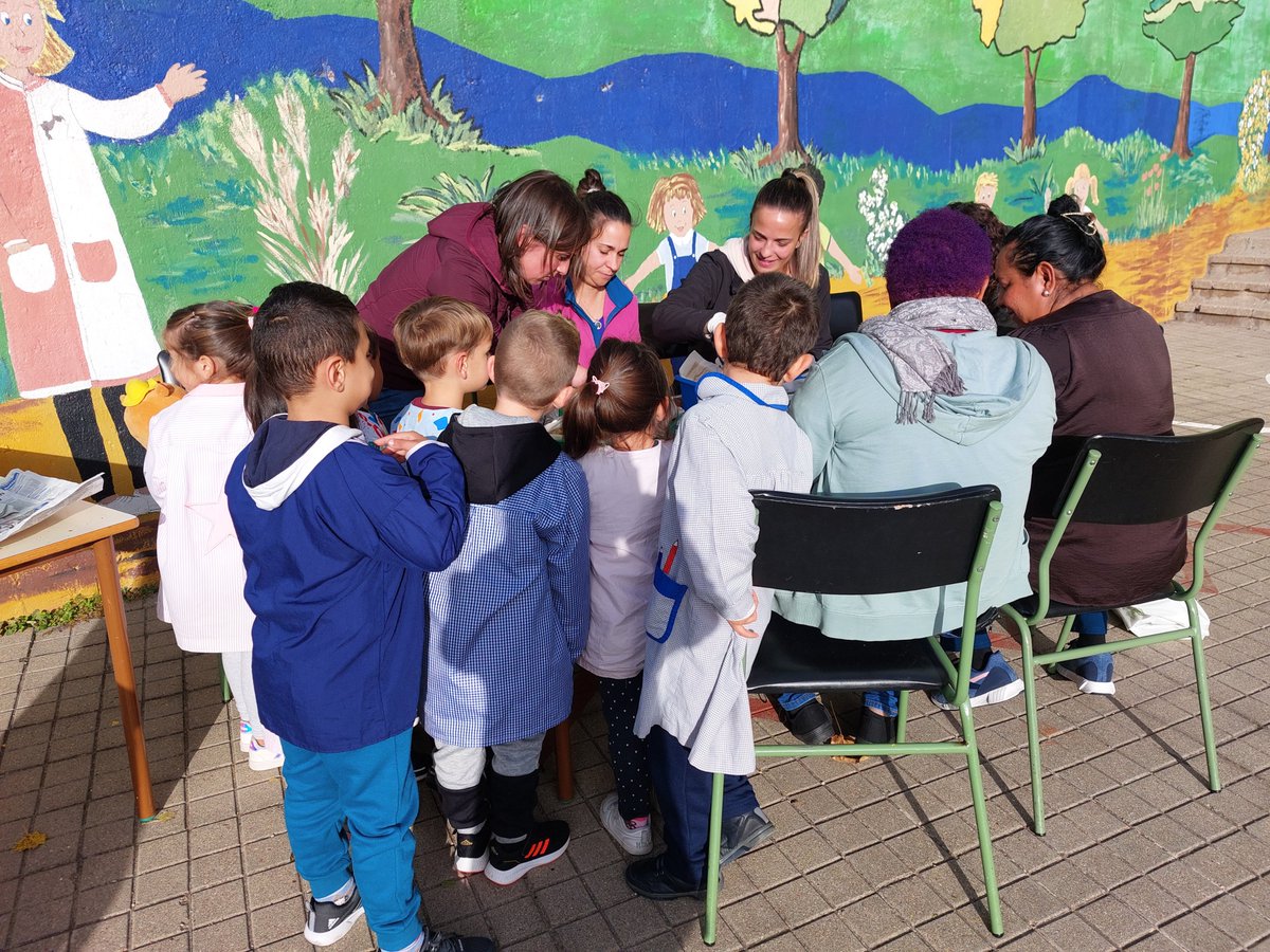 marquesdevalero's tweet photo. En nuestro cole seguimos celebrando la tradicional calbotada (magosto) en Ed. Infantil con la ayuda de las familias y tambièn disfrutamos de Halloween con disfraces, concursos de gorros y calabazas y baile! @educacyl https://t.co/1NYF7lmSqw