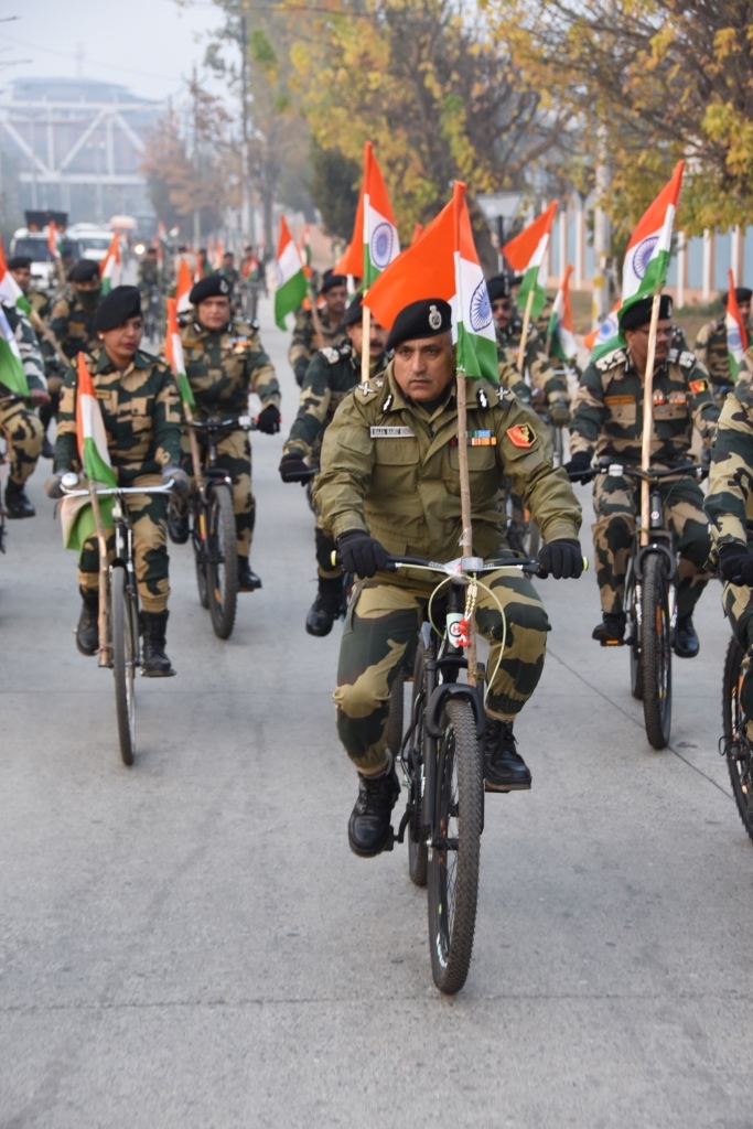 STCBSFKASHMIR's tweet photo. IG @BSF_Kashmir along with all ranks #STCBSFKASHMIR #BSF_Kashmir participated along with troops of local units #Cycle_Rally on occasion of #RashtriyaEktaDivas2022.
#First_line_of_Defense
#BSF https://t.co/Aj5ZH6TtR6