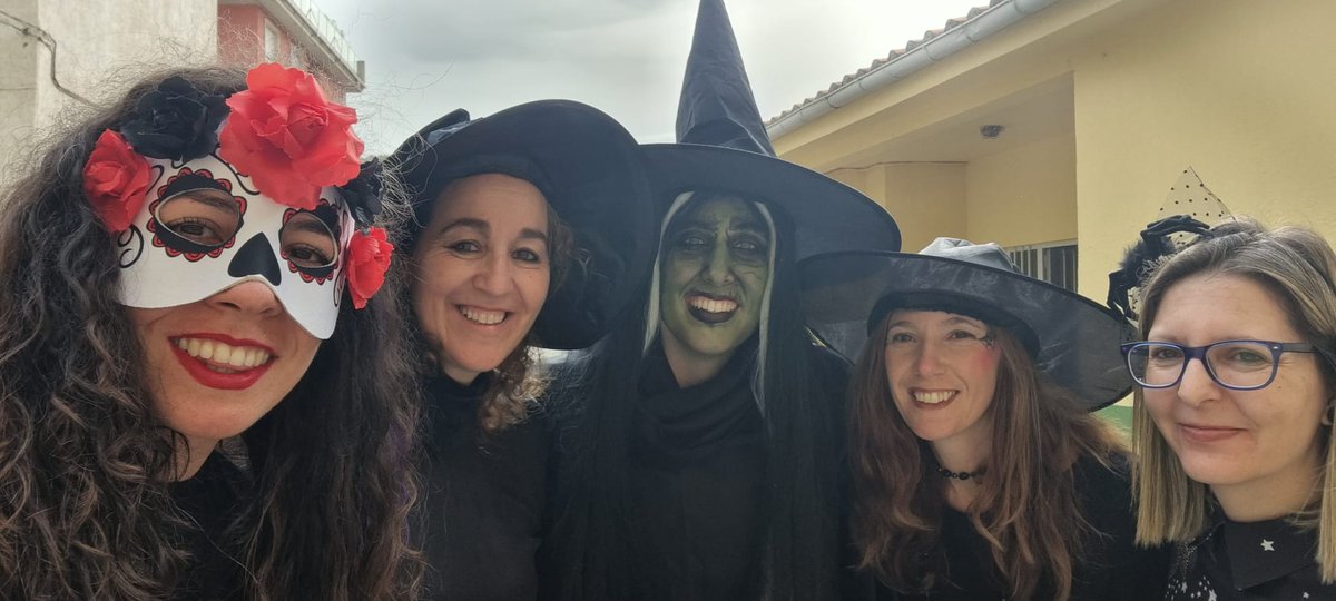 marquesdevalero's tweet photo. En nuestro cole seguimos celebrando la tradicional calbotada (magosto) en Ed. Infantil con la ayuda de las familias y tambièn disfrutamos de Halloween con disfraces, concursos de gorros y calabazas y baile! @educacyl https://t.co/1NYF7lmSqw