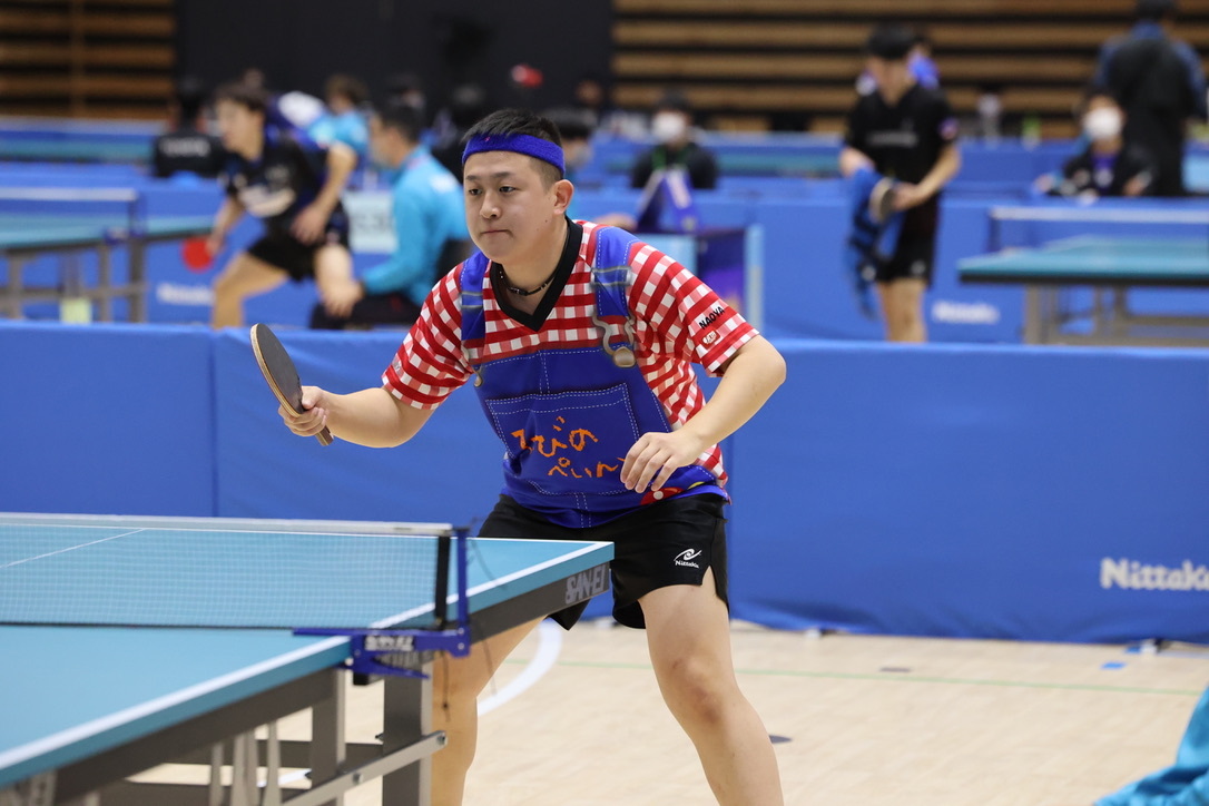 Rallys_pingpong's tweet photo. 第56回全日本社会人卓球選手権大会　男子シングルス

松葉 直哉【ひびのペイント(北海道)】は特徴的なユニフォームでプレー👀 https://t.co/JYNjwUDBmJ