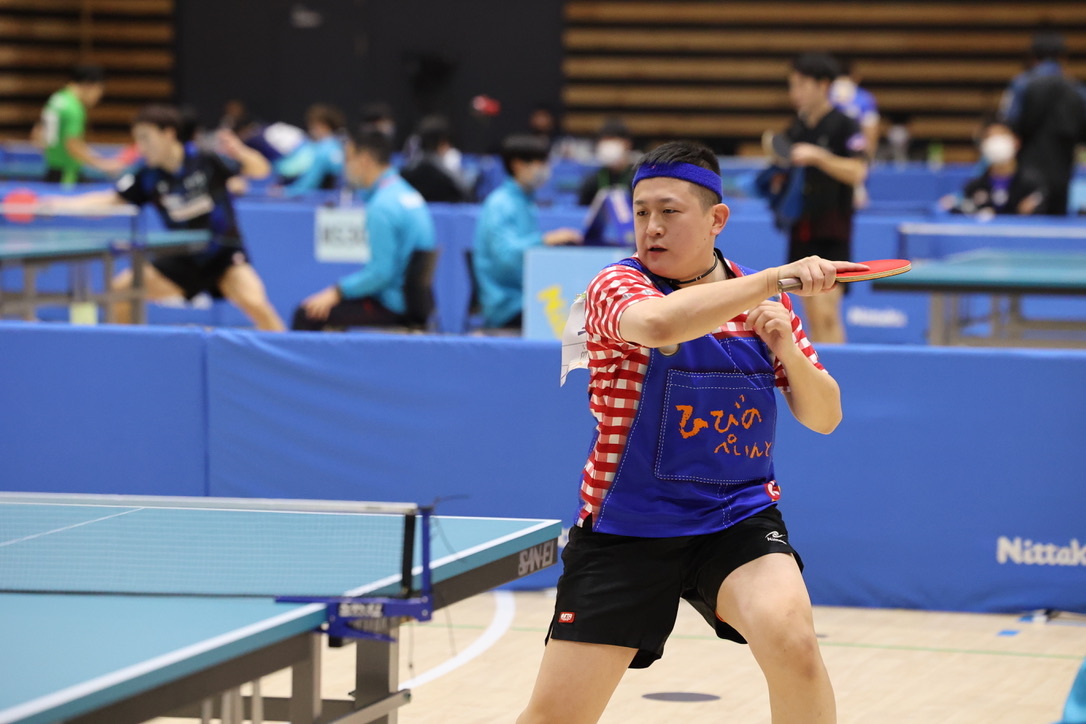 Rallys_pingpong's tweet photo. 第56回全日本社会人卓球選手権大会　男子シングルス

松葉 直哉【ひびのペイント(北海道)】は特徴的なユニフォームでプレー👀 https://t.co/JYNjwUDBmJ