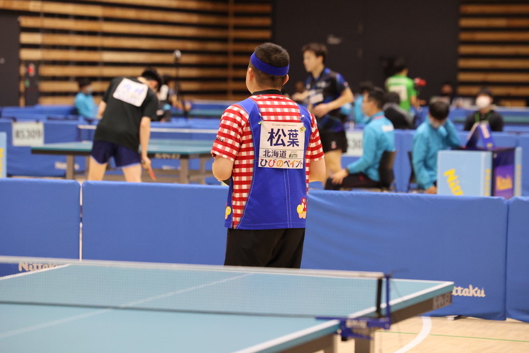 Rallys_pingpong's tweet photo. 第56回全日本社会人卓球選手権大会　男子シングルス

松葉 直哉【ひびのペイント(北海道)】は特徴的なユニフォームでプレー👀 https://t.co/JYNjwUDBmJ