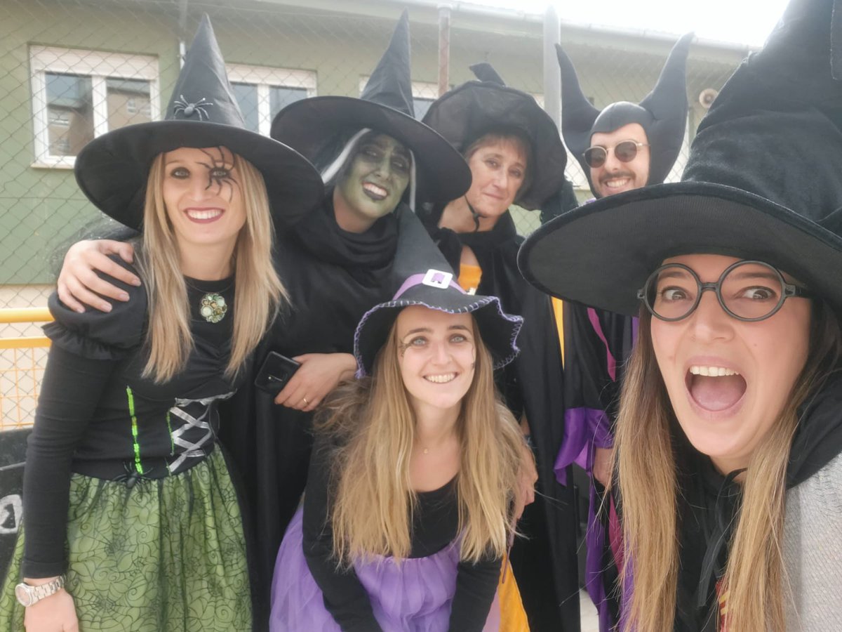 marquesdevalero's tweet photo. En nuestro cole seguimos celebrando la tradicional calbotada (magosto) en Ed. Infantil con la ayuda de las familias y tambièn disfrutamos de Halloween con disfraces, concursos de gorros y calabazas y baile! @educacyl https://t.co/1NYF7lmSqw