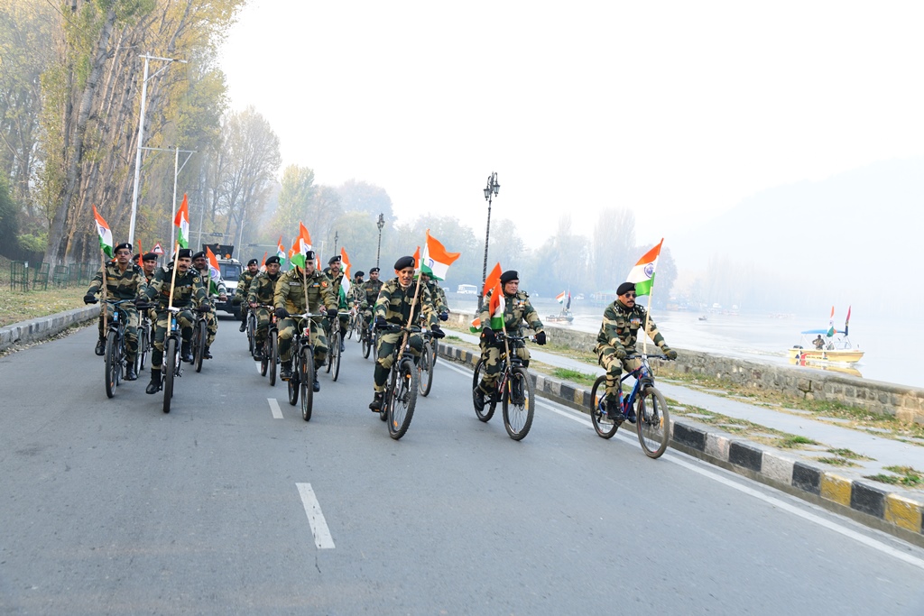 STCBSFKASHMIR's tweet photo. IG @BSF_Kashmir along with all ranks #STCBSFKASHMIR #BSF_Kashmir participated along with troops of local units #Cycle_Rally on occasion of #RashtriyaEktaDivas2022.
#First_line_of_Defense
#BSF https://t.co/Aj5ZH6TtR6
