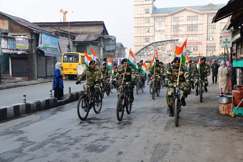 STCBSFKASHMIR's tweet photo. #Cycle_Rally took place from Humhama Campus BSF to Dal Lake, Botanical Garden Srinagar to #promote sense of #patriotism and #integrity among citizens.
#RashtriyaEktaDivas2022
#First_line_of_Defense
@PMOIndia
@HMOIndia
@BSF_India
@BSF_Kashmir https://t.co/16bEC6IN8k